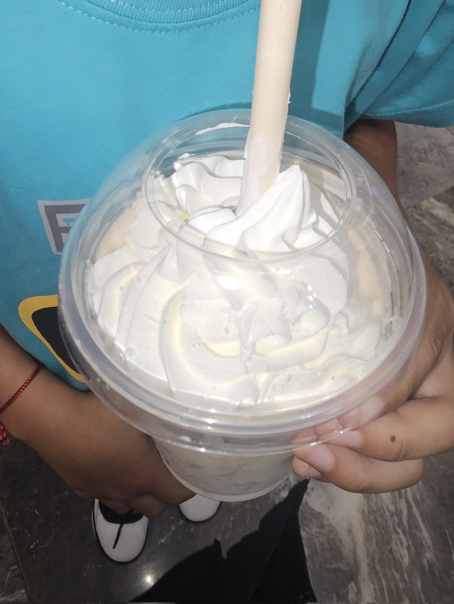 MarcusGovender1's tweet photo. @BurgerKingZA 
Today I bought a 'salted caramel milkshake' for my son @ThePavSA.

What was advertised compared to what we received was totally different! The staff were totally surprised when we asked where's the 'sprinkles' topping as per advertised image! https://t.co/PMoNwtSvqc