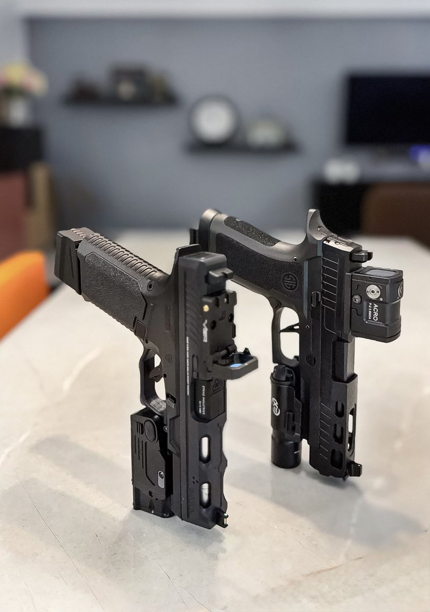 GBS_72's tweet photo. Duet #sigsauer #Glock #SigP320 #p320x5 #g17 #Glock17 #autofire #guns #blaster #gelblasters #TTI #strikeindustry #acroaimpoint #reddot https://t.co/xY8aDO0Unr