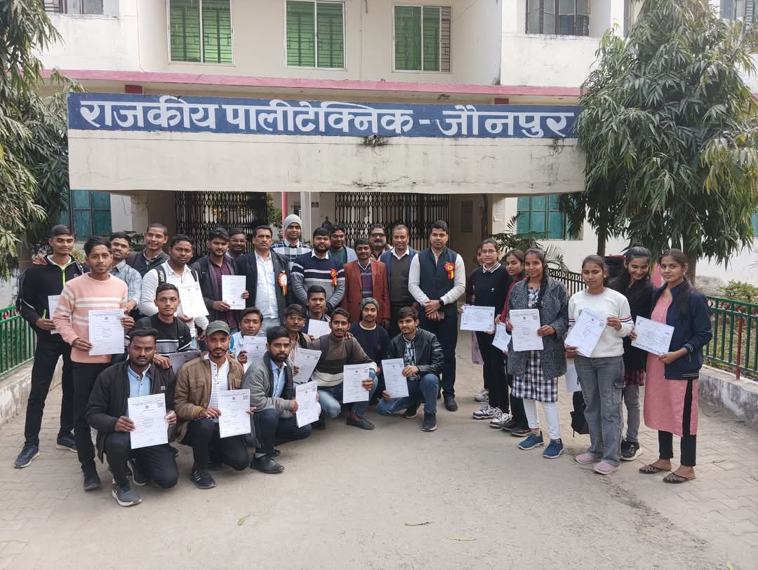 GovtPolyJaunpur's tweet photo. A new chapter unfolds, filled with knowledge, growth, and endless possibilities. Congratulations to all the achievers on their Deekshant Samaroh! 🎉🎉

#deekshantsamaroh
#convocation #convocationceremeony https://t.co/QV2sltBn5P