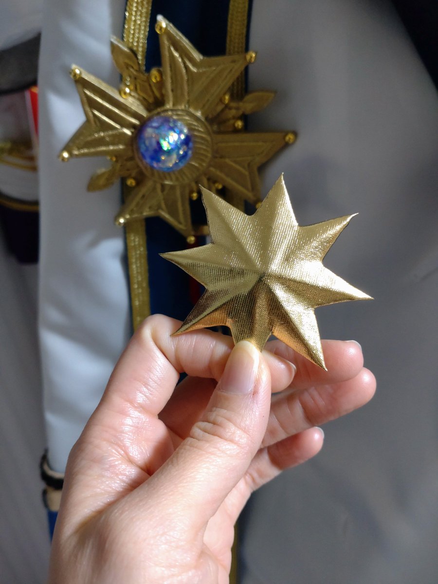 konhmk's tweet photo. そういえば昨日八芒星どうやって作ったか聞かれたんだけど、工作用紙切って線に沿ってカッターで筋入れて折って裏側グルーガンで埋めて布貼って作っているよ。楽だし工作用紙は100均でも手に入るし。 https://t.co/5SSeAFbNqZ