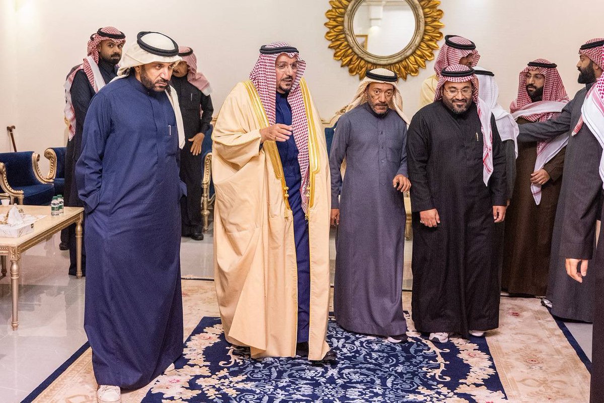 أكد سموه أن ما قدمه الفقيد - رحمه الله - من جهود بارزة ومبادرات إنسانية ومجتمعية وأياديه البيضاء في كل عمل إنساني وخيري ومجتمعي ، كان لها أثر كبير في منطقة القصيم ومختلف مناطق المملكة..

سمو #أمير_منطقة_القصيم يعزي أسرة الزويد في وفاة الوجيه إبراهيم الزويد - رحمه الله -.