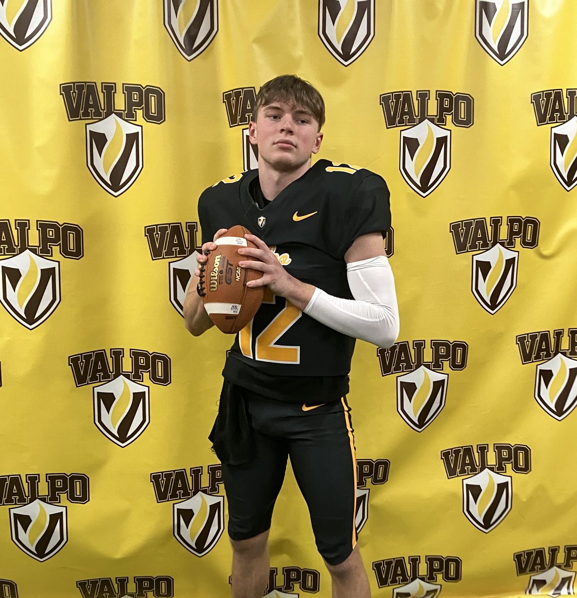 Thank you <a href="/valpoufootball/">Valpo Football</a> for the great visit and the offer! Loved meeting the Coaches <a href="/CoachFlo12/">Reed Florence</a> <a href="/CoachWaddle/">Andy Waddle</a> as well as the players. Very good weekend and enjoyed being on campus
<a href="/EDGYTIM/">Timothy “EDGYTIM” OHalloran</a> <a href="/PrepRedzoneIL/">Prep Redzone Illinois</a> <a href="/IL_MaxPreps/">Illinois MaxPreps</a> <a href="/RedHawkFB/">Marist Football</a>