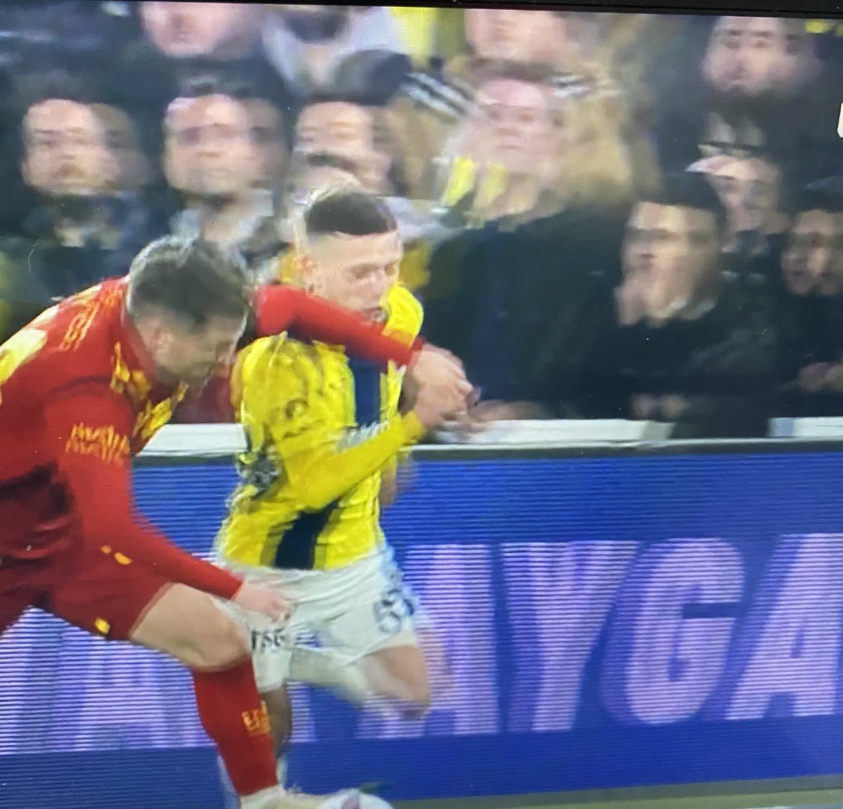 XHakemi's tweet photo. Fenerbahçe - Göztepe mücadelesinde Szymanski’ye yapılan bu müdahalede faul kararı doğru. ✅ 

Elin surata teması darbe şeklinde gerçekleşmediği için sarı kart gerektirmez.

#FBvGÖZ https://t.co/xYe6mDWuYD