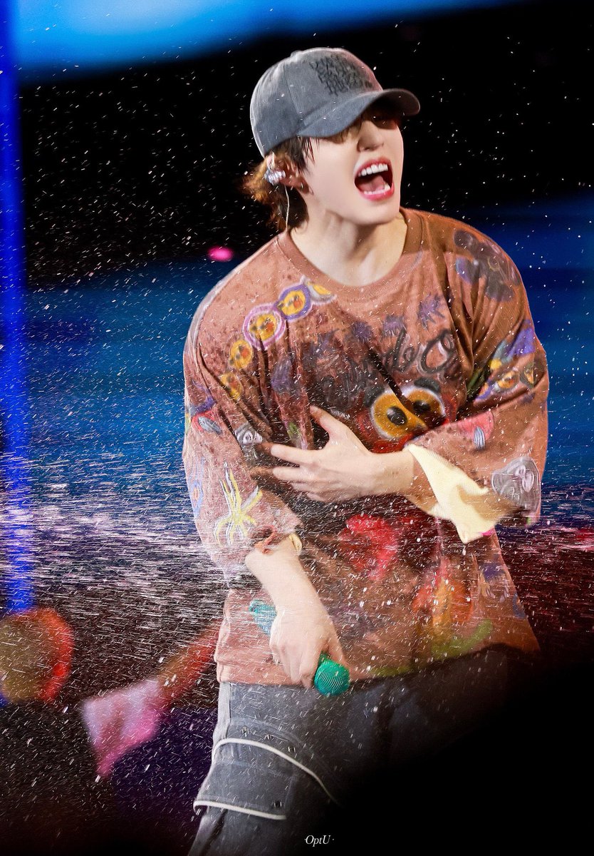 aboutscoups's tweet photo. seungcheol’s (⑉´ᯅ`⑉) reaction when he got splashed by the water https://t.co/qj1lcn6f8b