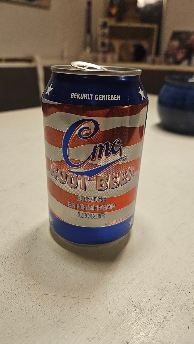 LotuSan's tweet image. Ich kannte #RootBeer bisher nur aus amerikanischen Filmen und Serien. Gestern haben wir das Zeug im Edeka entdeckt und zum Probieren mitgenommen.
Alter... lecker ist was anderes. 😶