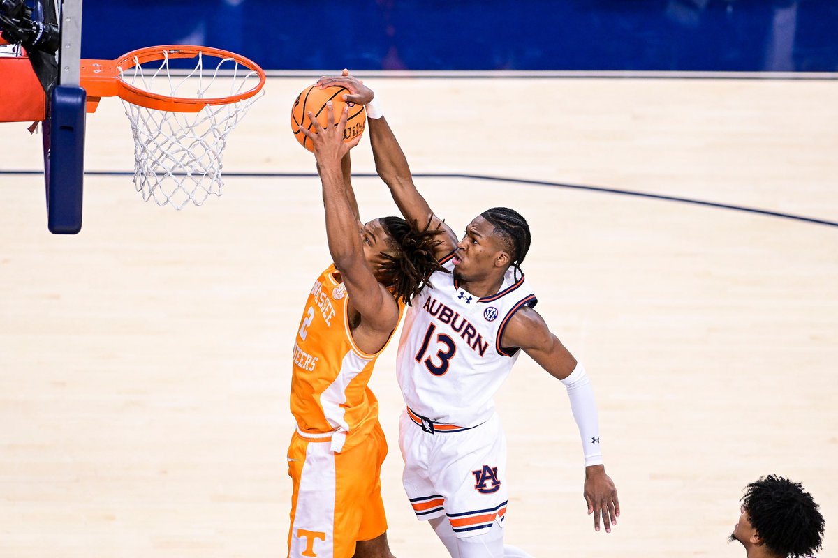 Everyone is talking about the 3-point shot (rightfully so) but let’s not forget about this Miles Kelly block 😳 

📸 <a href="/GraysonBelanger/">Grayson Belanger 🦚</a>