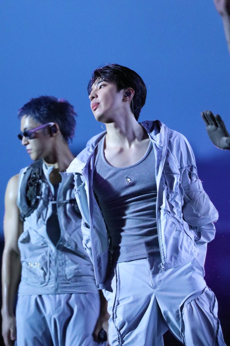 jwwoah's tweet image. wonwoo and his sexy collarbone and his sexy watermark grahhhh 😵‍💫