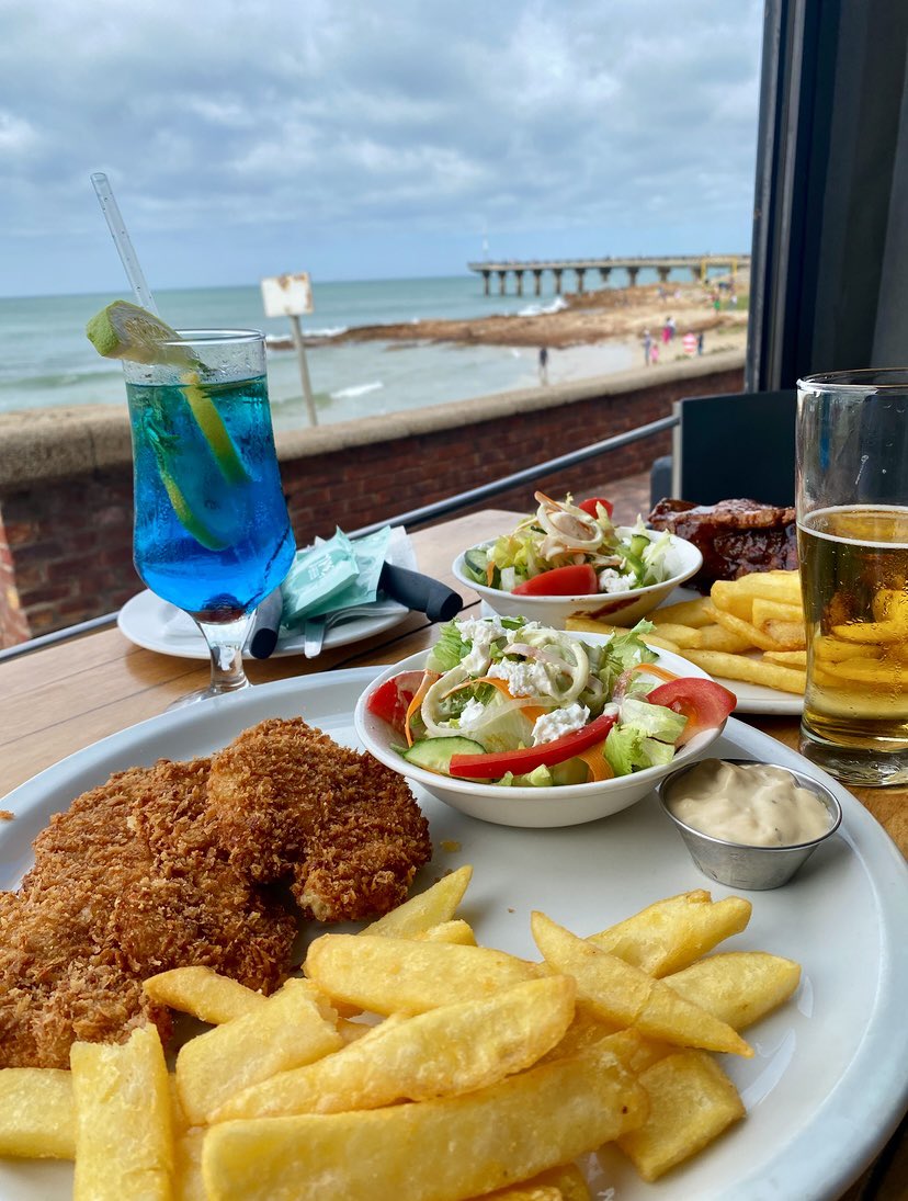 McFrankoSA's tweet photo. late lunch, sea breeze, #SoftSundays 
🥗🍴🍹🌊 https://t.co/JgANIlXVAG