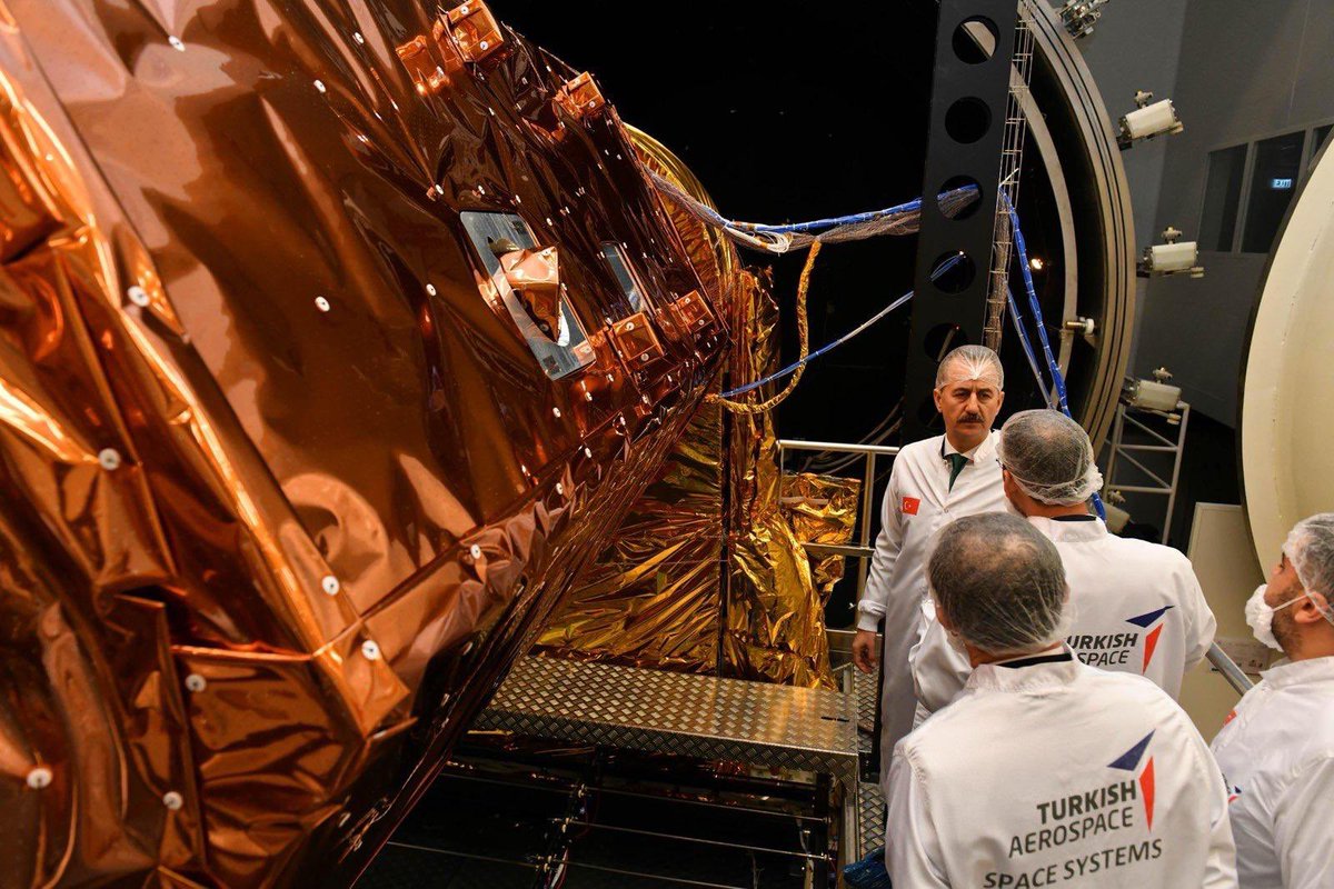 TurkishCentury's tweet photo. SPACE RECON 🛰️ -- Türkiye's #Göktürk-series of #reconnaissance satellites will soon gain a new member! GÖKTÜRK-Y, weighing an even 1 ton and featuring 40cm panchromatic resolution as well as #infrared capability, will be launched in 2027 with a planned service life of 7 years. 🇹🇷 https://t.co/qcNaeV5nN0