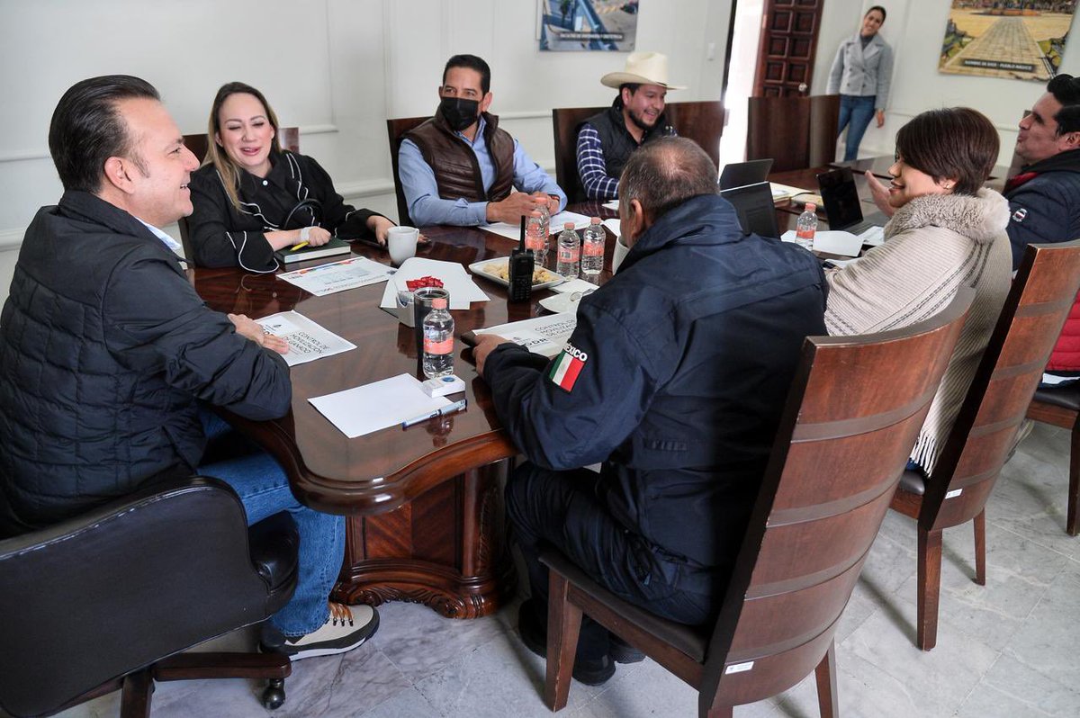 EVillegasV's tweet photo. ¡La ganadería en Durango sigue creciendo con fuerza! 🙌🐂

Nos reunimos con las secretarías encargadas de los temas del USDA, la exportación y el control de calidad, para asegurar que solo ingrese ganado que cumpla con las normas. Estamos trabajando en equipo para fortalecer el sector, garantizar su cuidado y mantener la excelencia de nuestro ganado. ¡Seguimos avanzando con todo! 💪