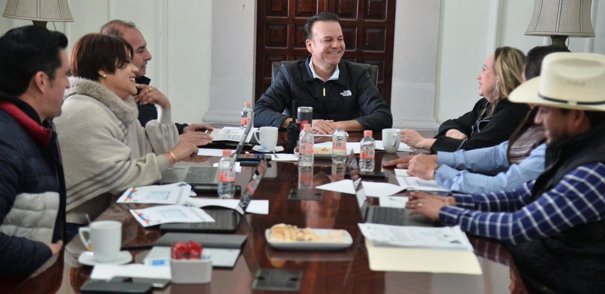 ¡La ganadería en Durango sigue creciendo con fuerza! 🙌🐂

Nos reunimos con las secretarías encargadas de los temas del USDA, la exportación y el control de calidad, para asegurar que solo ingrese ganado que cumpla con las normas. Estamos trabajando en equipo para fortalecer el
