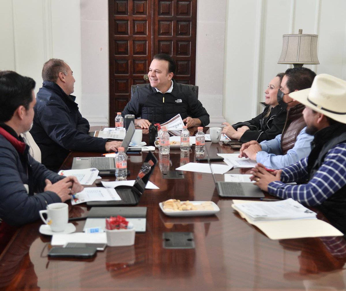 EVillegasV's tweet photo. ¡La ganadería en Durango sigue creciendo con fuerza! 🙌🐂

Nos reunimos con las secretarías encargadas de los temas del USDA, la exportación y el control de calidad, para asegurar que solo ingrese ganado que cumpla con las normas. Estamos trabajando en equipo para fortalecer el sector, garantizar su cuidado y mantener la excelencia de nuestro ganado. ¡Seguimos avanzando con todo! 💪