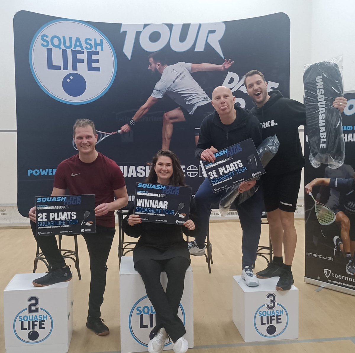 Met 2 derde plaatsen, 'n tweede en toernooiwinst deden de Hillegoms' squashers goede zaken tijdens de <a href="/SquashLifeTour/">SquashLifeTour</a> gehouden te #Houtrust #DenHaag, afgelopen zaterdag. #vlnr Thijs, Yvette, Robert &amp; Pieter #squash #squashlife 👏