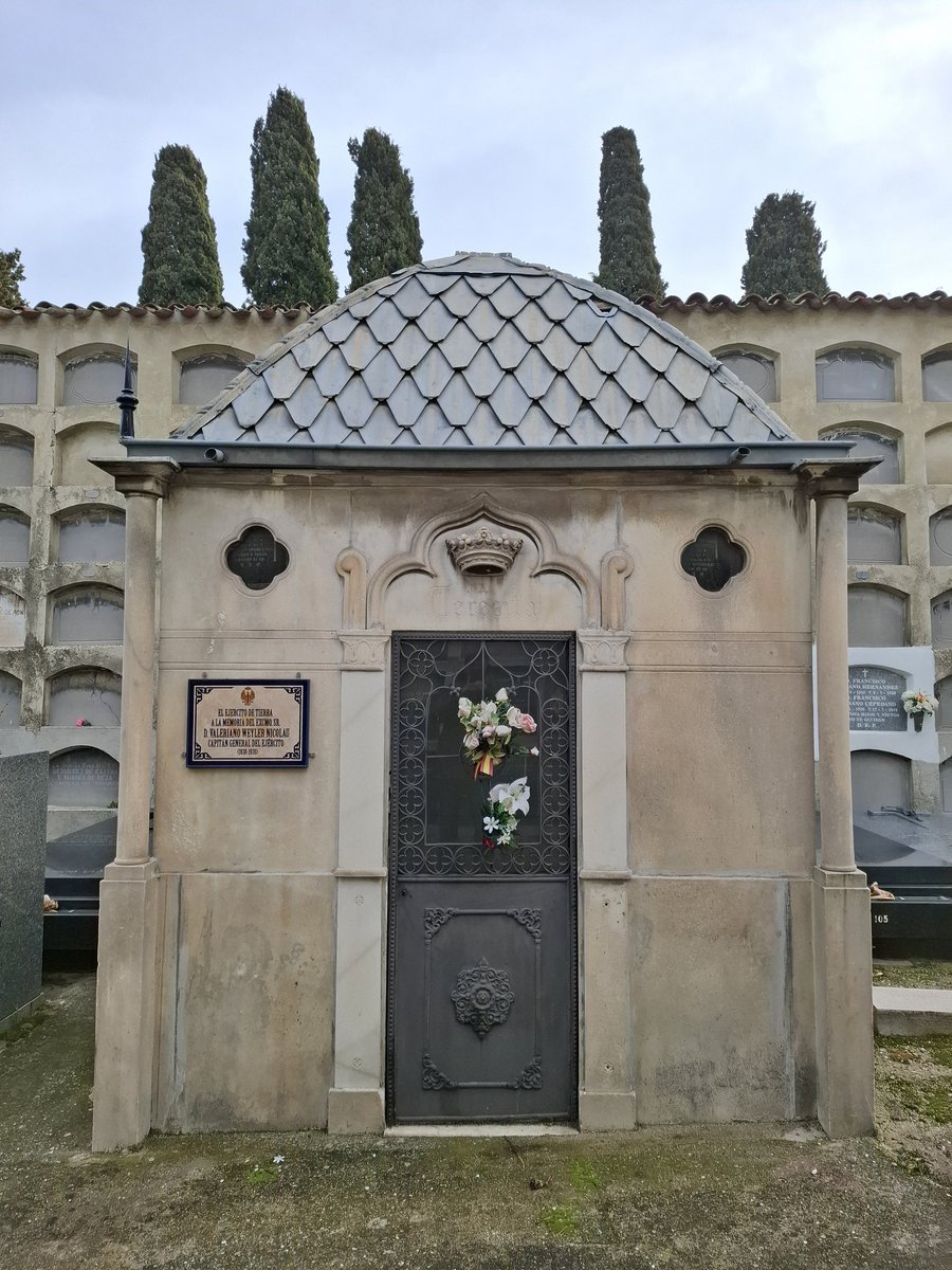 Karabanchelcom's tweet photo. En la Sacramental de San Lorenzo (Carabanchel) se encuentra una obra casi desconocida de Antonio Palacios: el panteón del General Weyler y Nicolau, diseñado en 1904 en estilo neogótico. 
-> https://t.co/ZBflSZBaxv