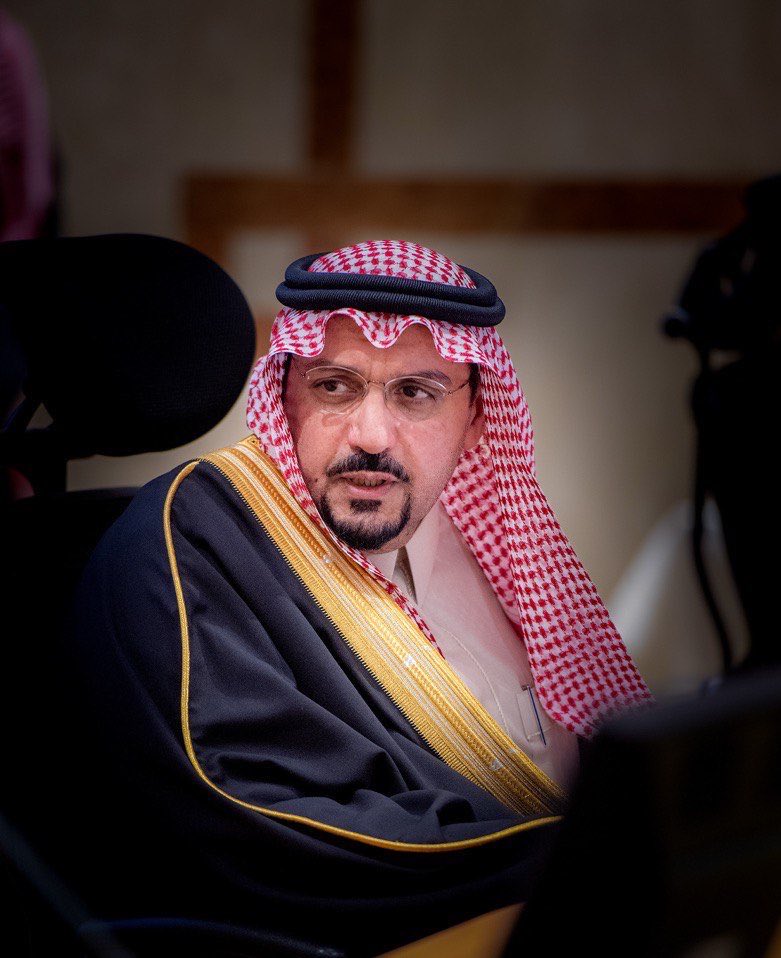 تقديراً ووفاءً للفقيد الأستاذ إبراهيم الزويد، غفر الله له ورحمه وأسكنه فسيح جناته وماقدمه من أعمال خيرية ووطنية..

سمو #أمير_منطقة_القصيم 
يوجه بتسميه إحدى القاعات بالغرفة التجارية بالقصيم بإسم الأستاذ إبراهيم الزويد -رحمه الله-.