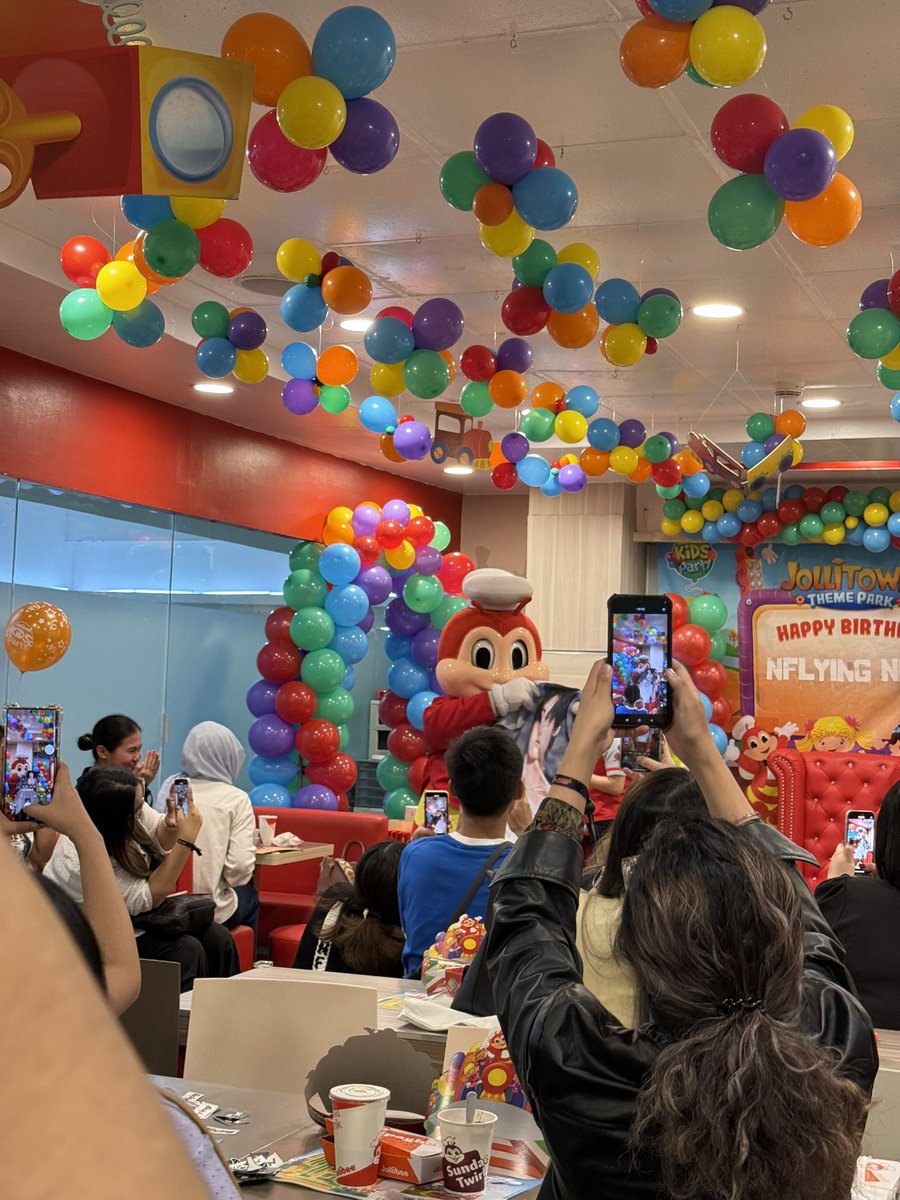 geassxclover's tweet photo. The concert may have been cancelled but that didnโt stop N. Fias from having fun. We still need you here tho @NFlyingofficial .๐ฅน๐ thank you @nflyingfanbase for organizing this eventโค๏ธ
#NFlying #NFia #HIDEOUTwithNFIA
#WeNeedNFLYINGinManila #์ํ๋ผ์ https://t.co/3aLE1nls7h