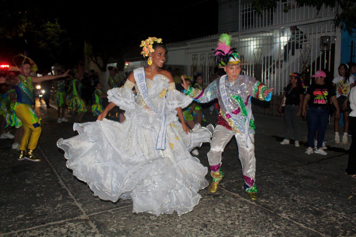 SantaMartaDTCH's tweet photo. Anoche, nuestra ciudad se llenó de color, música y folclor durante la Lectura del Bando de la Reina del Carnaval diverso 2025. 

¡Con la entrega de la Llave Diversa a nuestra Reina Central, Ana Milena Bejarano, comienza la temporada de Carnaval en Santa Marta! https://t.co/u3Ei6bK9HN