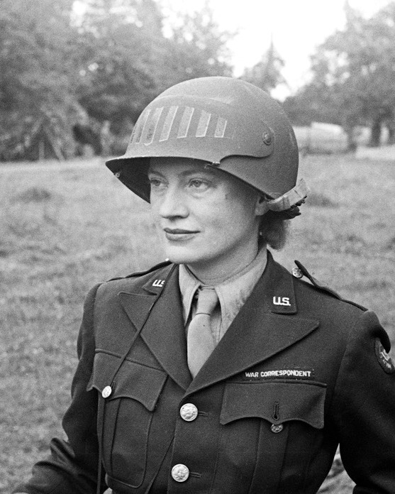 Lee Miller Archives: "Lee Miller wearing special helmet borrowed from U.S Army", fotògraf: Don Sykes (Sargent, Normandia, França, 1944.
