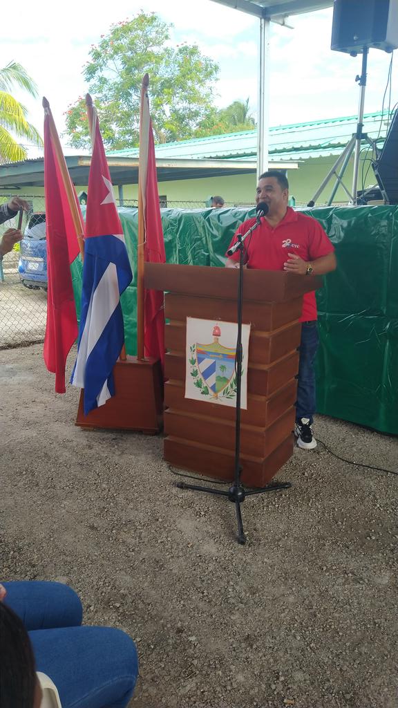 MincinCuba's tweet photo. 🇨🇺Acto de inicio de la jornada del trabajador del Comercio, la Gastronomía y los Servicios.

🏅En el acto fueron reconocidos trabajadores del sector y el colectivo de la @NacionalTnc con la distinción Fernando Chenard Piña por su destacada labor.

#ComercioCuba https://t.co/i00pfsYFbg