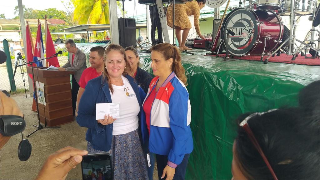 🇨🇺Acto de inicio de la jornada del trabajador del Comercio, la Gastronomía y los Servicios.

🏅En el acto fueron reconocidos trabajadores del sector y el colectivo de la <a href="/NacionalTnc/">Transporte Nacional del Comercio TNC</a> con la distinción Fernando Chenard Piña por su destacada labor.

#ComercioCuba