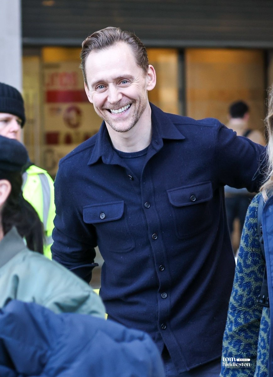 📸 ATUALIZAÇÃO DA GALERIA: 25/01 | Greeting fans at BBC radio studio in London, UK

🖇️Veja mais fotos: tomhiddleston.com.br/galeria/thumbn…