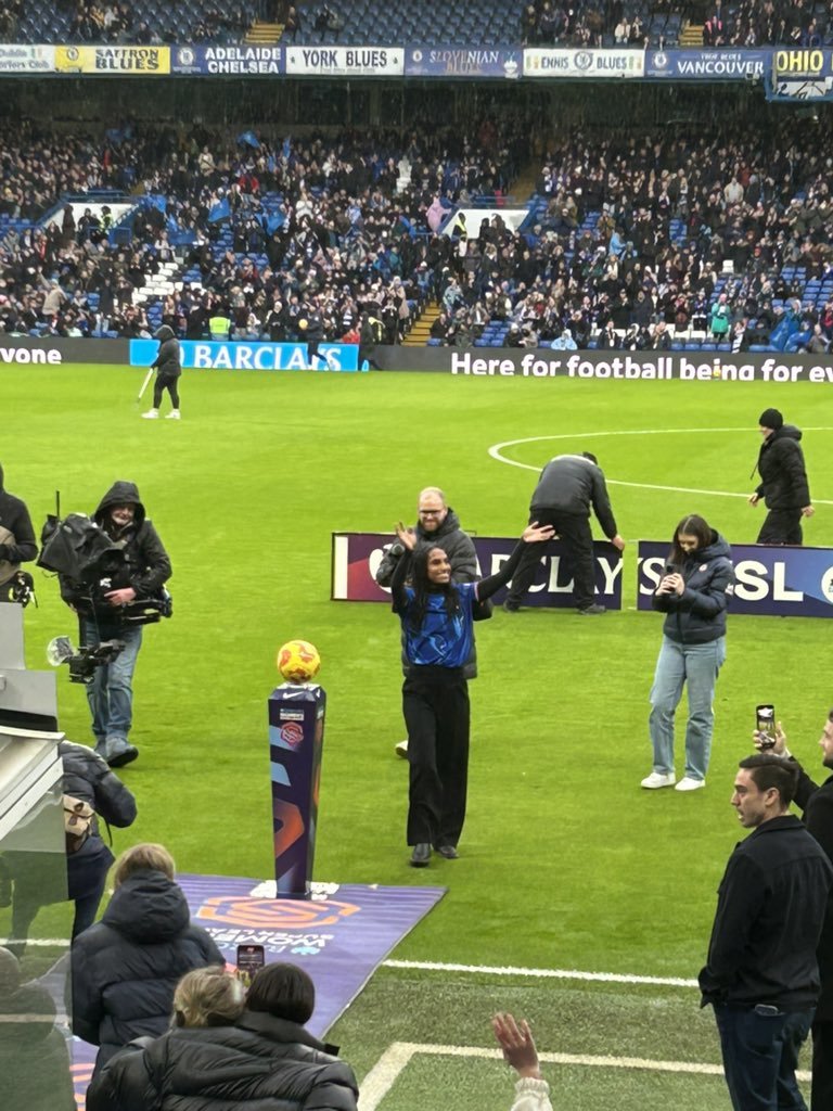 CFCWdaily's tweet photo. The most expensive player in the world,🇺🇸Naomi Girma, is being presented at Stamford Bridge
📸; Emma Sanders &amp; jessyjph
#CFCW https://t.co/lKsKoTFW3Z