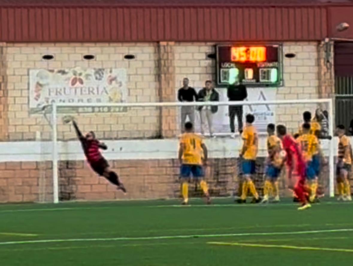 ElRinconModesto's tweet photo. 🟢 SEGUNDA DIVISIÓN EXTREMEÑA 

⚽ El @realmadrid tenía a San Iker, pero la @adobandina tiene a San Julián. Aquí vemos algunas de las paradas de su portero Julián Salgado, en el partido jugado ayer ante la @up_barbano https://t.co/qdZXxy9BGg