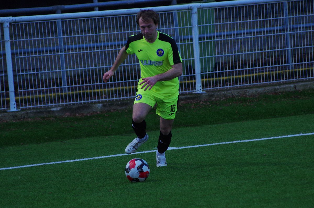 RayleighFootie's tweet image. A few photos📸 as Rayleigh Town stop the rot with a 1-1 draw at Newbury Forest, the team never gave up with lots of positives going into the business end of the season bring on next week👊
@RayleighTownFC1 @NonLeagueCrowd @NonLeagueUK_