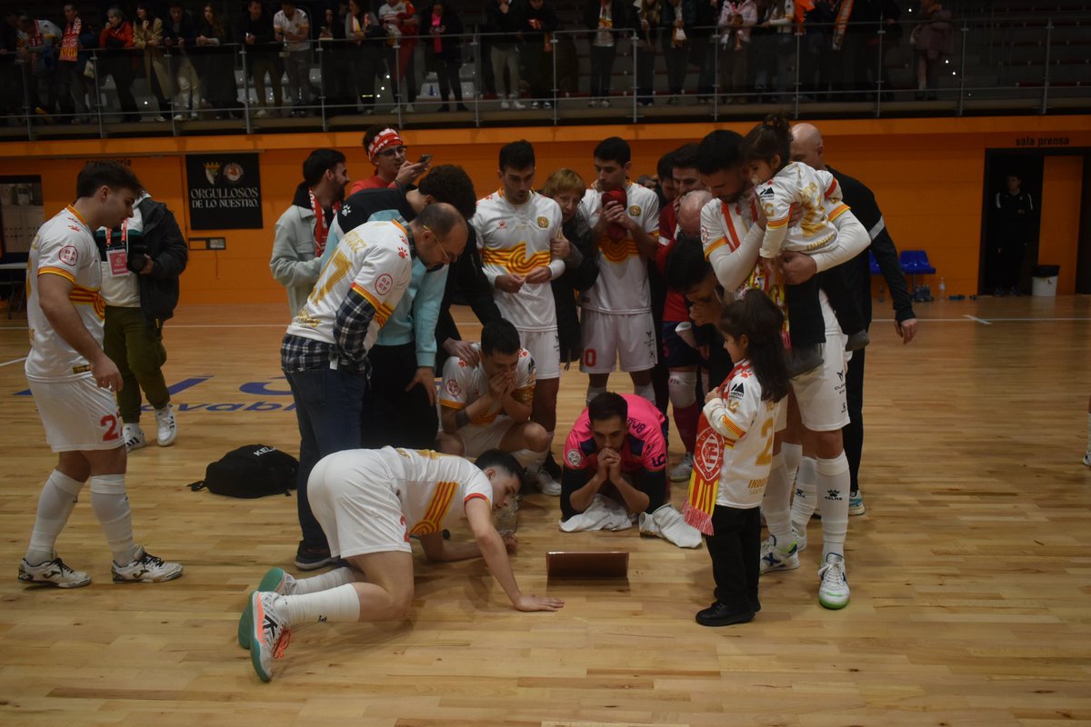 M_Izquierdo_'s tweet photo. “Esto es Santa Coloma” no es un solo un cántico. Es una manera de hacer las cosas y vivir este deporte de una ciudad que derrocha fútbol sala por los cuatro costados. Es un grito de reivindicación del pez chico. Una reclamación de visibilidad ante el apagón mediático de algunos. https://t.co/l8lovd1IEj