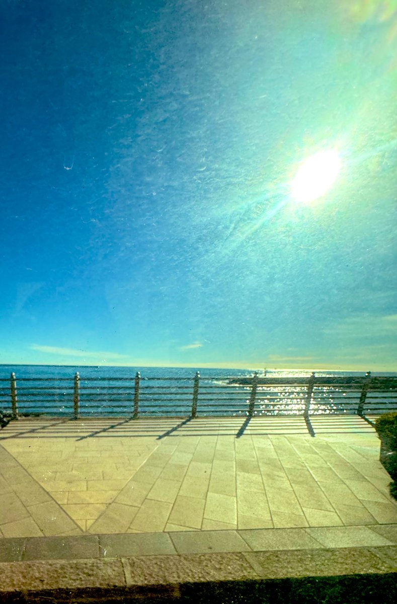 Oltre il mare 
        rivedo i tuoi sorrisi 
lucide spezie d'un indole 
  testardamente unica... 
Pochi ti comprendono e pensano che 
  ti possono fare tutto... 
Non sanno che tu sei come il mare...

Misaki 

                             ... Sei mare con tutto ciò che comporta