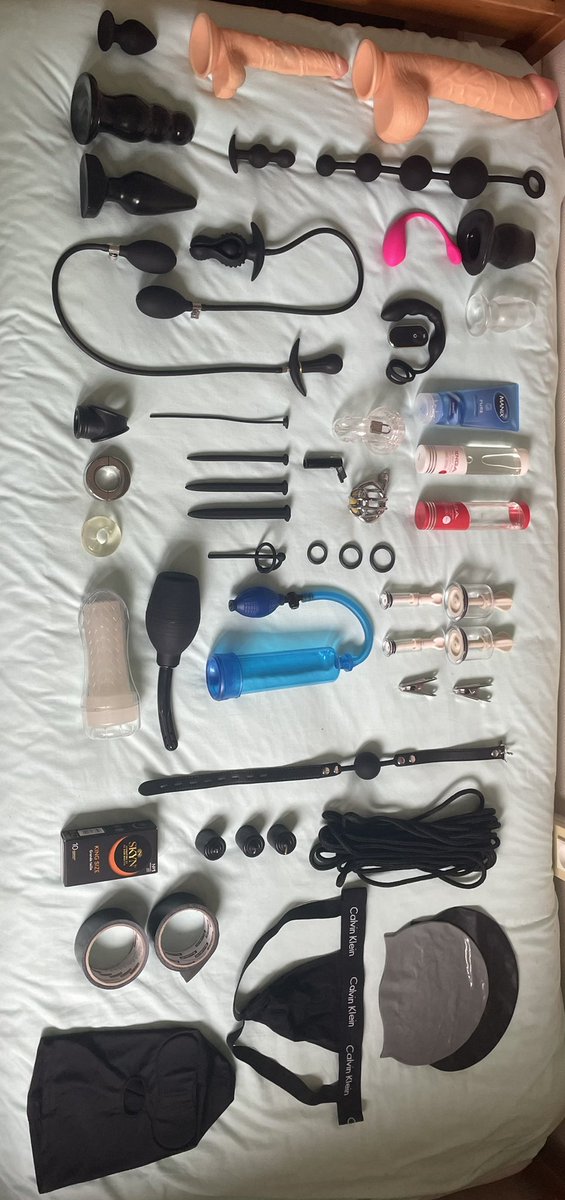 Voilà ma petite collection de sex toys 

Des volontaires pour venir les essayer ? 
Dit moi si tu pense qu’il me manque certain sex toys pour compléter ma collection.