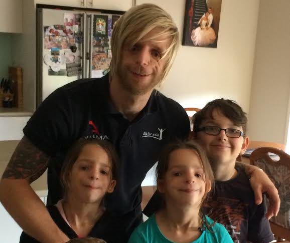 GossipRoomOff's tweet photo. 🚨 Abandonné à la naissance par ses parents biologiques en raison de son apparence causée par le syndrome de Treacher Collins, Jono Lancaster a connu un début de vie très difficile. Ce syndrome rare affecte le développement des os et des tissus faciaux, rendant son visage unique.

Heureusement, à l’âge de 5 ans, une femme au grand cœur l’a adopté, lui offrant une nouvelle chance dans la vie. Malgré les moqueries et le harcèlement qu’il a endurés en grandissant, Jono a décidé de transformer sa différence en force. Aujourd’hui, à 40 ans, il est devenu mannequin, un véritable symbole d’acceptation et de résilience. Mais son parcours ne s’arrête pas là : il consacre également sa vie à soutenir et inspirer les enfants atteints du même syndrome. Il visite des écoles, participe à des conférences, et sensibilise le public pour encourager l’inclusion et la diversité.

Jono est un exemple puissant de la manière dont on peut surmonter les épreuves pour devenir une source d’inspiration pour les autres. Un parcours extraordinaire qui prouve que l’amour et la persévérance peuvent tout changer ! 👏♥️ (via Daily Mail)