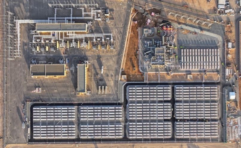 Where is the world's largest grid storage facility?

Not in the 🇺🇸 USA, not in 🇨🇳 China, it's in 🇸🇦 Saudi Arabia.

The storage facility is located in Bisha and has a capacity of 2.5 GWh. Similar projects will follow. Saudi Arabia wants to generate 50 percent of its electricity