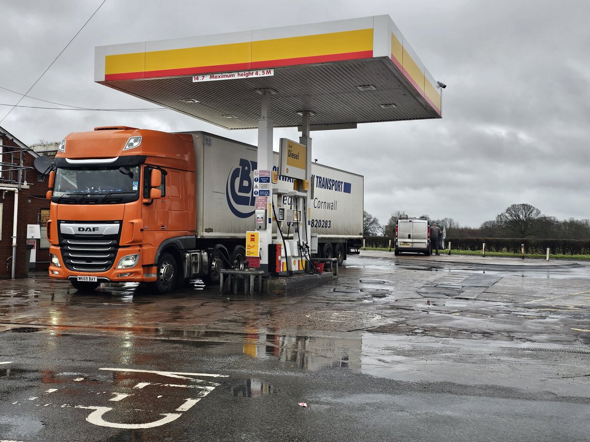 ThatCornishLadd's tweet photo. Just popped to get fuel... As you do, and the ladies ask where I got my attire... @SyndicateOG . Turns out they both watch @Syndicate and knew where it was from... https://t.co/YhozexMnb3 absolutely lovely staff and a brilliant @Shell garage https://t.co/s7LroBQNC4