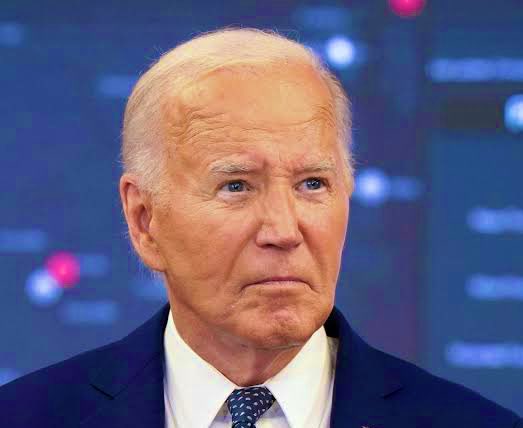 NewsLiberdade's tweet photo. 🚨URGENTE - Biden enviou 32 aviões com brasileiros deportados dos EUA, que também estavam algemados, durante o governo Lula 

Ao contrário de agora, com o avião enviado por Trump, nesses casos o governo não fez qualquer alarde ou reclamação. https://t.co/FKqdWsQZXN