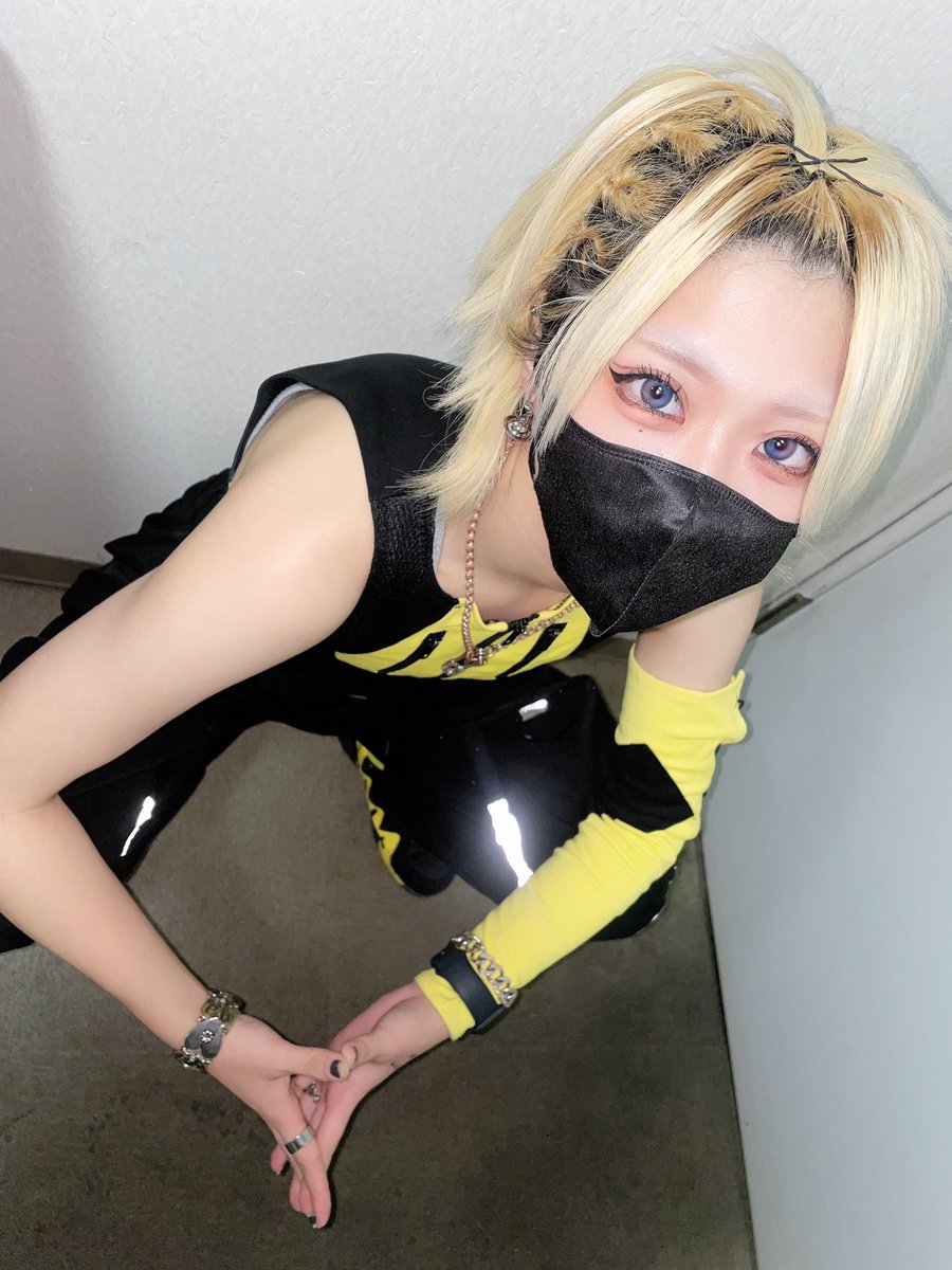 REI_ELEVYZ's tweet photo. 目離さないでね 、 https://t.co/BNMvTHHZZD