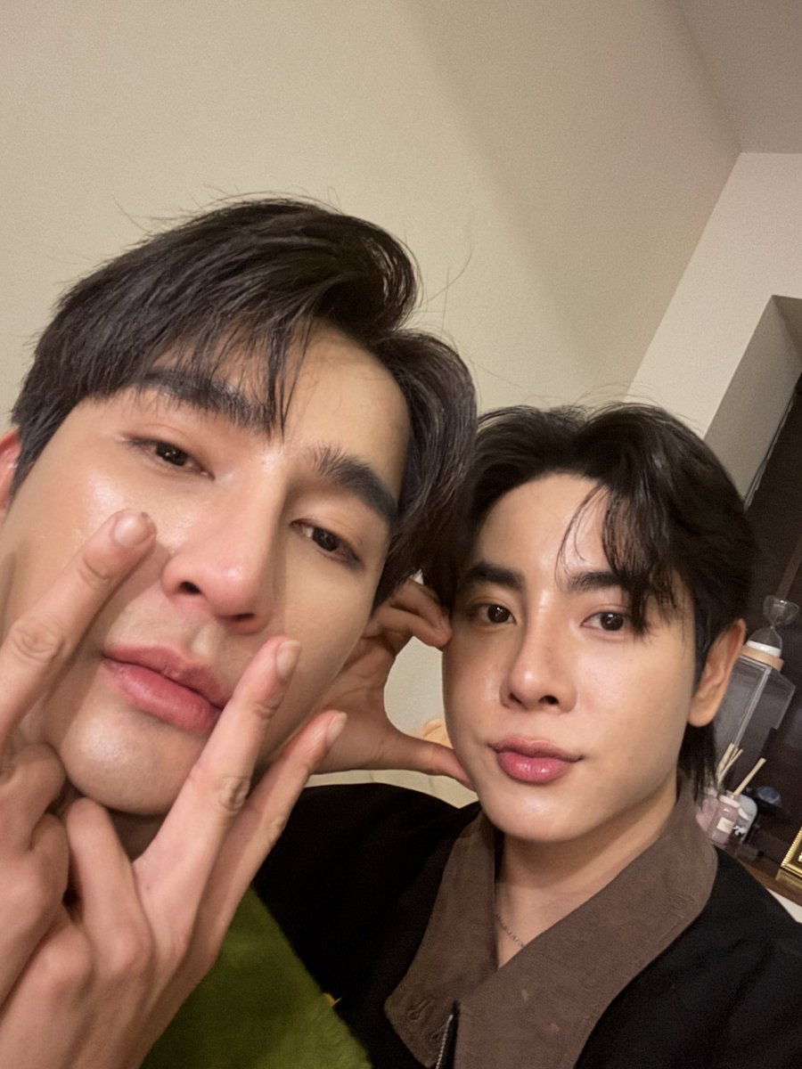 wixxiws's tweet photo. ขอบคุณมากเลยครับที่มาหากันวันนี้ ดีใจที่ได้เจอทุกคน ขอให้ทุกคนรักษาสุขภาพ ไว้เจอกันใหม่เด้อ   #สนามอ่านเล่น2025xEarthMix https://t.co/Qft3EUFSN2