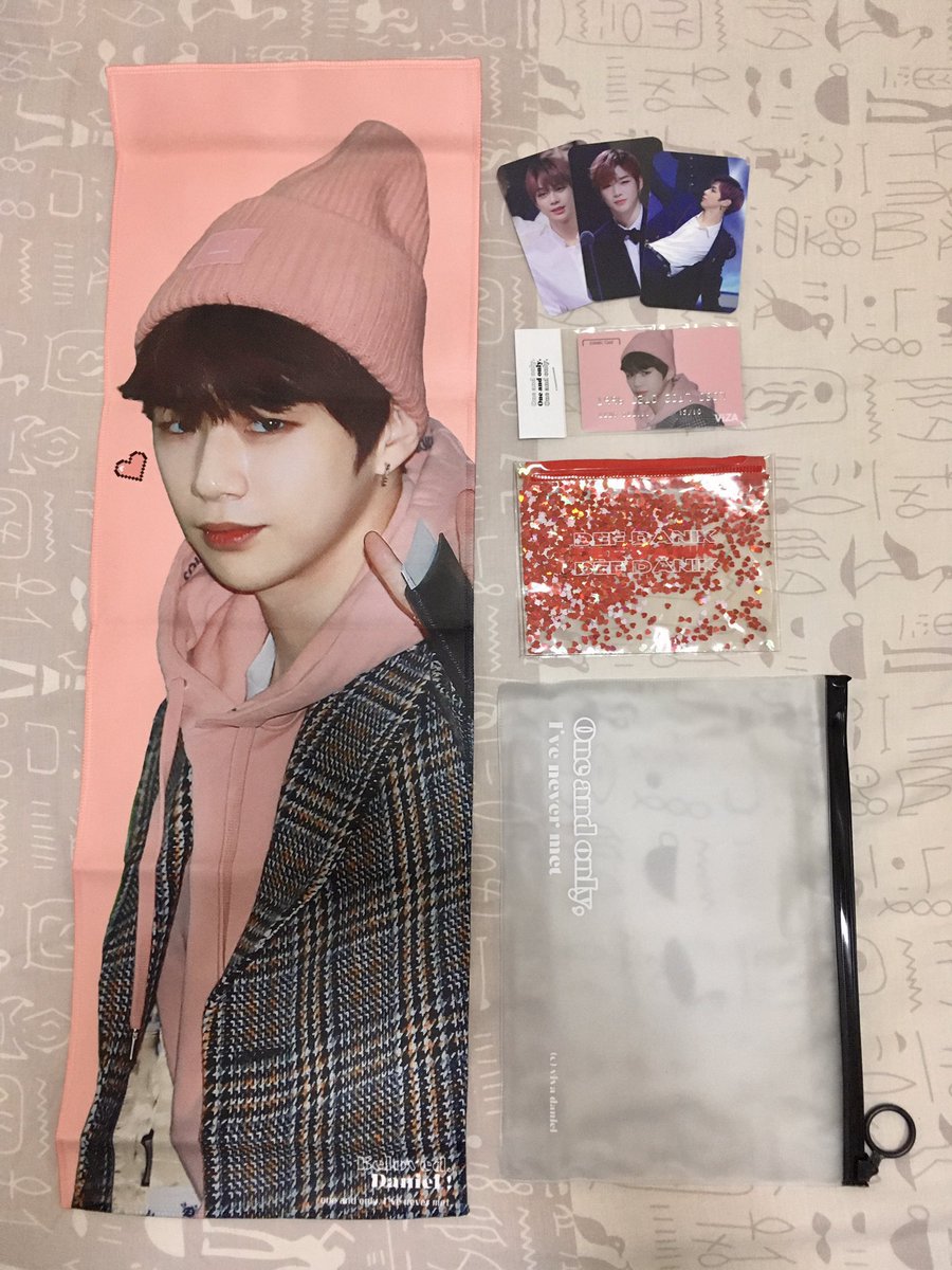 wts lfb ph

kang daniel slogan by viva daniel - ₱500

𖦹 inclusions: 60x20 slogan, zipper bag, mini glitter pouch, photo cards, sticker
𖦹 never used
𖦹 ✖ sensitive

dm if interested!

💌 #WATERBOMBMANILA
#WATERBOMBMANILA2025