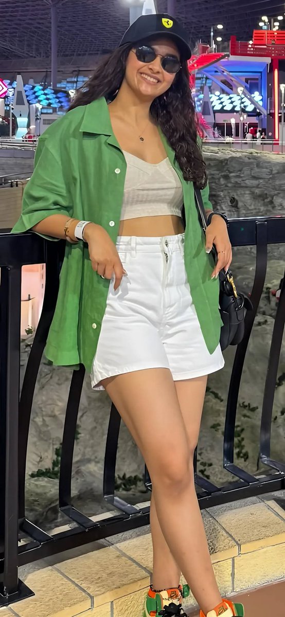 RasikaRajaNo1's tweet photo. She never used to show of her upper thighs 😒
Thanks to Bollywood
#KeerthySureshhot #keer https://t.co/vy56vp2Moz