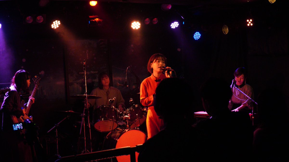 oftonfunclub's tweet photo. 昨日1/25は赤坂Navey Floor(@navey_floor )さんにて。ありがとうございました！！とても良いバンドが集まった素敵な夜でした。

さよなら日曜日(@sayonarasunday5 ) さんのアートディレクター(！？)、さゆきさんにかっこいい写真を撮っていただきましたので自慢です👇 https://t.co/T0PAEU3tlI