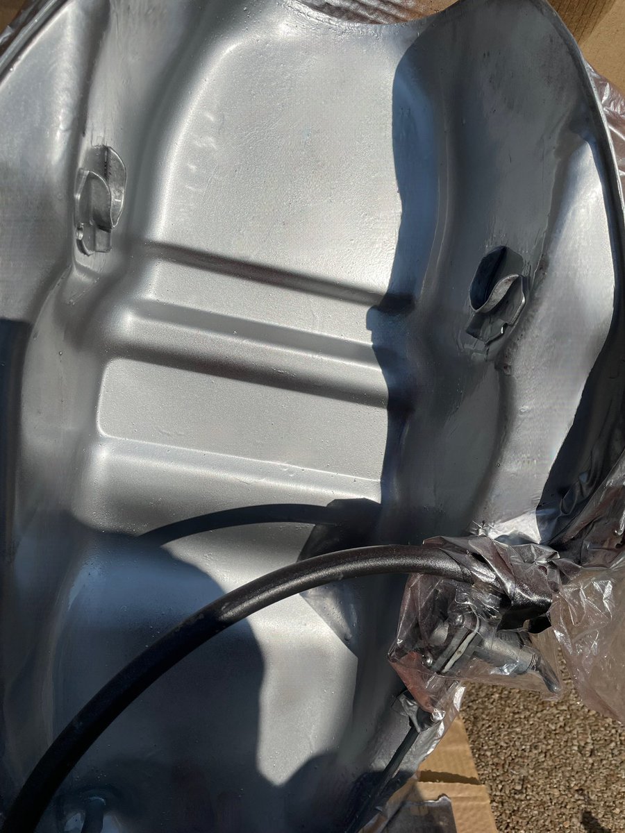 C'était une journée venteuse et froide aujourd'hui, n'est-ce pas ?
J'étais vraiment gêné par la rouille alors j'ai peint l'intérieur du réservoir d'essence.

#GSX400S
#カタナ400
#バイク女子