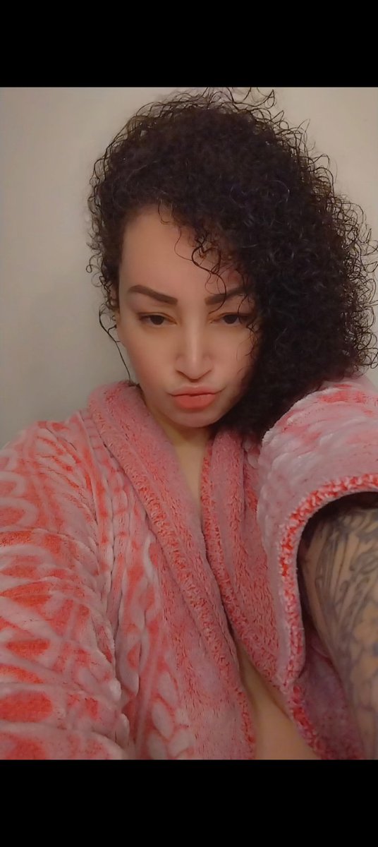 foxyshears's tweet photo. Model pose in my robe after the shower 😅 https://t.co/UF6KhflV2q