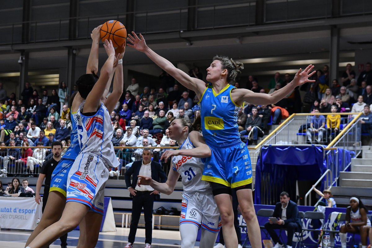 Galería de Fotos: #LFEndesa Jornada 18 
Cadí La Seu - Osés Construcciones Ardoi 
<a href="/sedisbasquet/">AE Sedis Bàsquet</a> <a href="/FNBardoi/">FNBardoi</a> 

Fotos 👉 flic.kr/s/aHBqjBZeTp