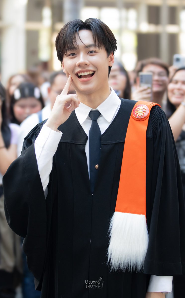 Jjumppong's tweet photo. จิ้มแก้มแบบนี้ ยิ้มแบบนี้ ใครจะทนไหว 🫠
#pisitpol_j #JUMPGraduationDay https://t.co/GwfnmWsaY0