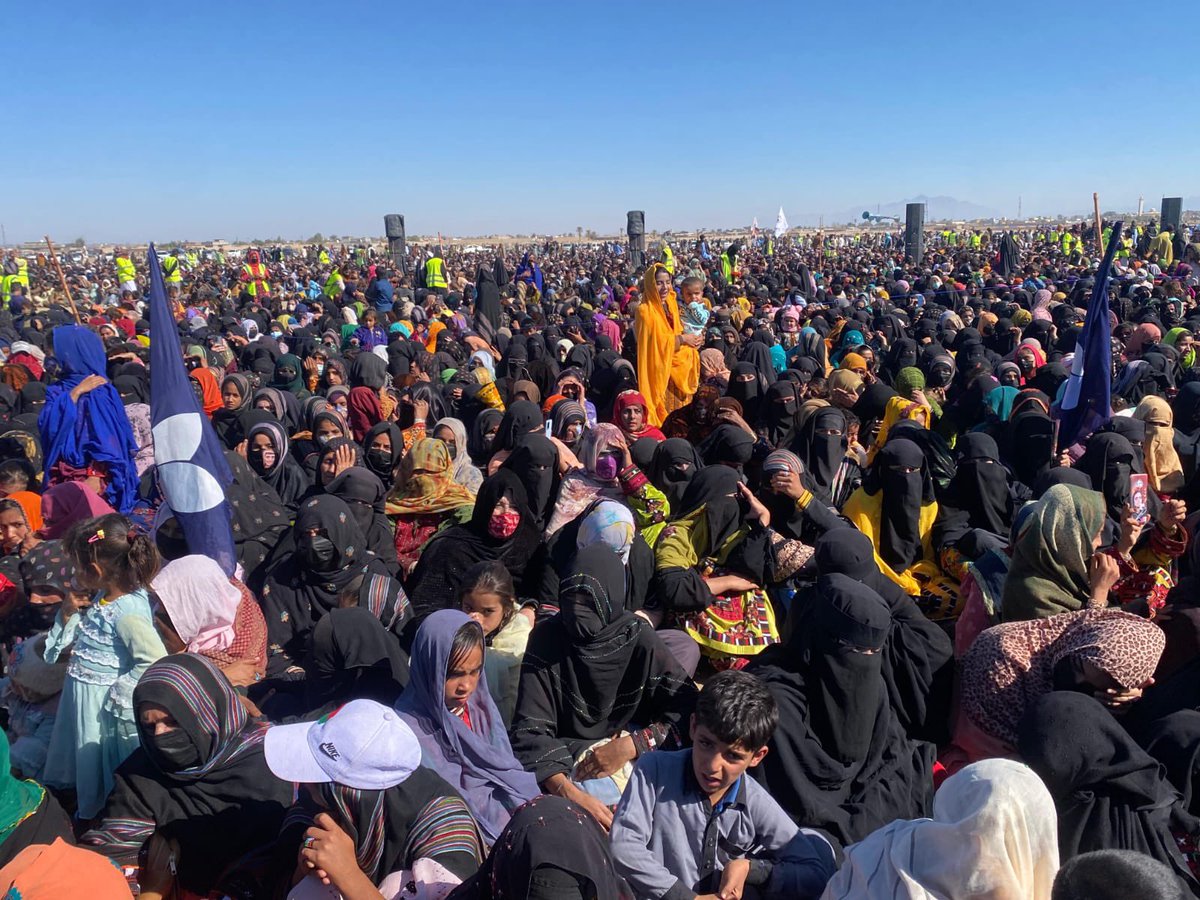 SammiBaluch's tweet photo. پچیس جنوری کو دالبندین میں ہونے والے جلسے میں بلوچستان بھر سے لوگوں نے شرکت کی، جبکہ رخشان ڈویژن سے ہزارواں مرد، خواتین، بچے اور بزرگوں نے نہایت جوش و جذبے کے ساتھ نہ صرف جلسے میں بھرپور انداز سے شریک ہوکر بلوچ نسل کشی کے خلاف ایک آواز ہونے مظاہرہ کیا بلکہ دیگر علاقوں سے آئے ہوئے ہزاروں مہمانوں کا بہت خلوص کے ساتھ خیرمقدم کیا۔ 
یہ خوش آئند ہے کہ بلوچ قوم نے ریاستی جبر، بربریت اور نسل کشی کے خلاف منظم ہوکر اتحاد اور یکجہتی کی ایک مثالی تصویر پیش کی۔

یہ کامیابی تمام سنگت ساتھیوں، دوستوں اور بلوچ یکجہتی کمیٹی کی انتھک جدوجہد اور کاوشوں کا ثمر ہے۔ جلسے کی کامیابی پر ہر اُس فرد کو مبارکباد پیش کی جاتی ہے جس نے اس میں اپنا کردار ادا کیا۔

مزاحمت زندگ بات