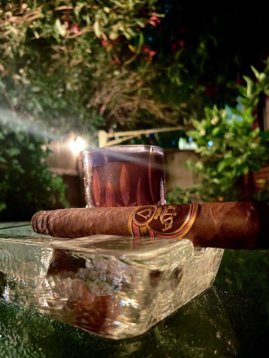 The always enjoyable Serie V on a hot night,  happy smoking friends.
