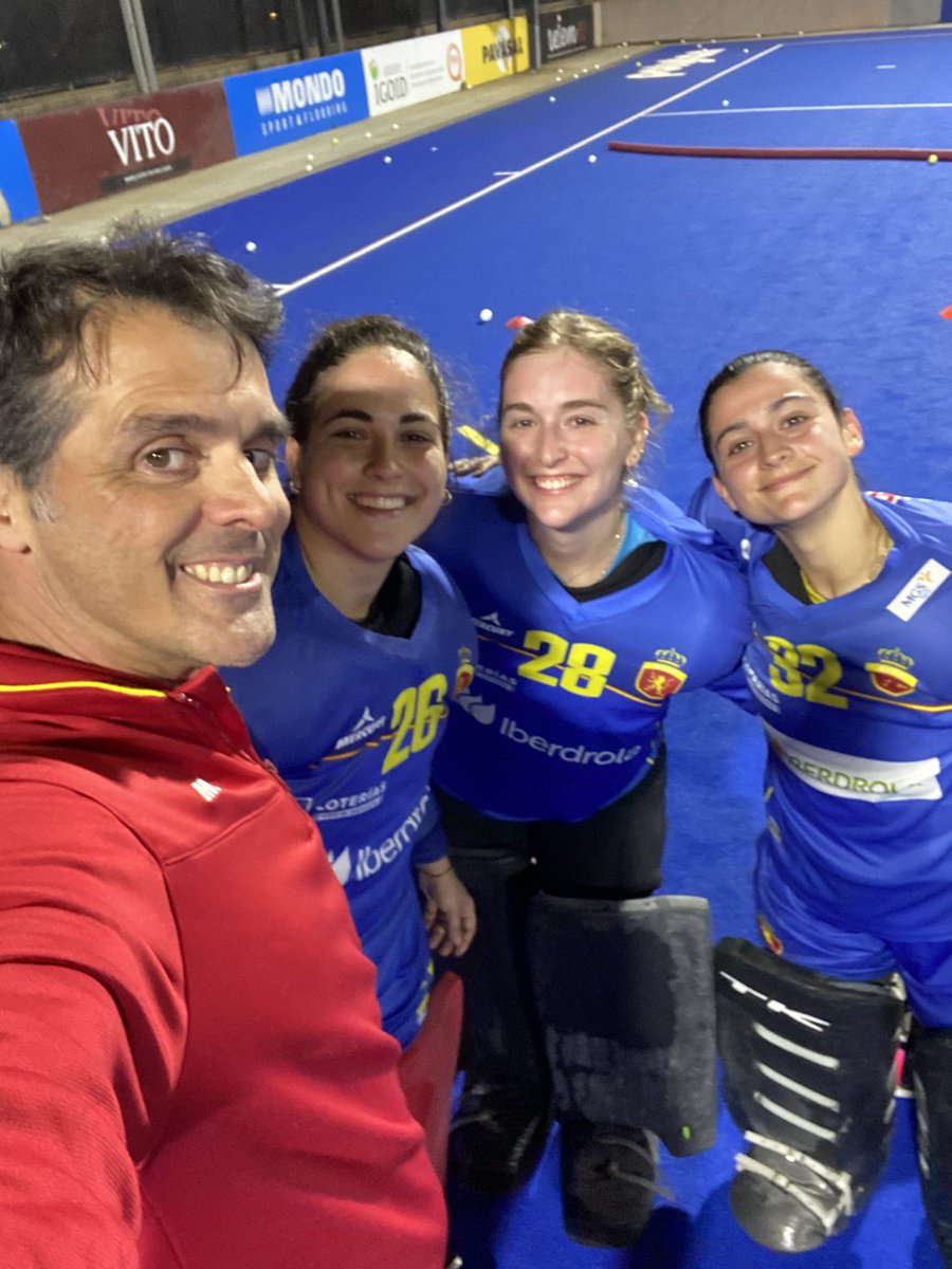 pontelasguardas's tweet photo. Fin del primer bloque de preparación en Valencia para los primeros partidos de ProLeague. 3 intensas semanas. Ahora a conquistar Australia e India, Clara, María y Jana. https://t.co/L7hMFmWHeY