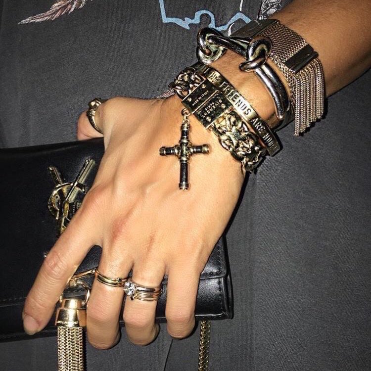 пока ад беснуется, а братья снова выясняют, кто из них главный в отсутствии отца — фенрир отмечает свой день рождения! 🥳

конечно, это формальность, но кто против лишний раз собраться огромной компанией в окружении бухла, стриптизерш и наркотиков?