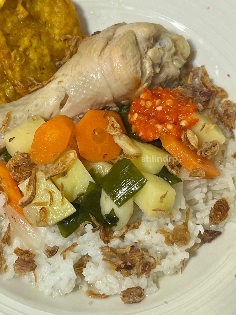 hiddensweetpea's tweet photo. Tadi siang aku masak ini; Sop Ayam ala Pak Min, tapi baru sempet kefoto pas makan malem ini soalnya tadi perutku tbtb kenceng huhu yang di perut minta ibuknya buru-buru rebahan🥹💗
Akhirnya sempet juga join #WeekendBerkuah ˚ ༘ ೀ⋆。˚ https://t.co/9LvJJXwoXo