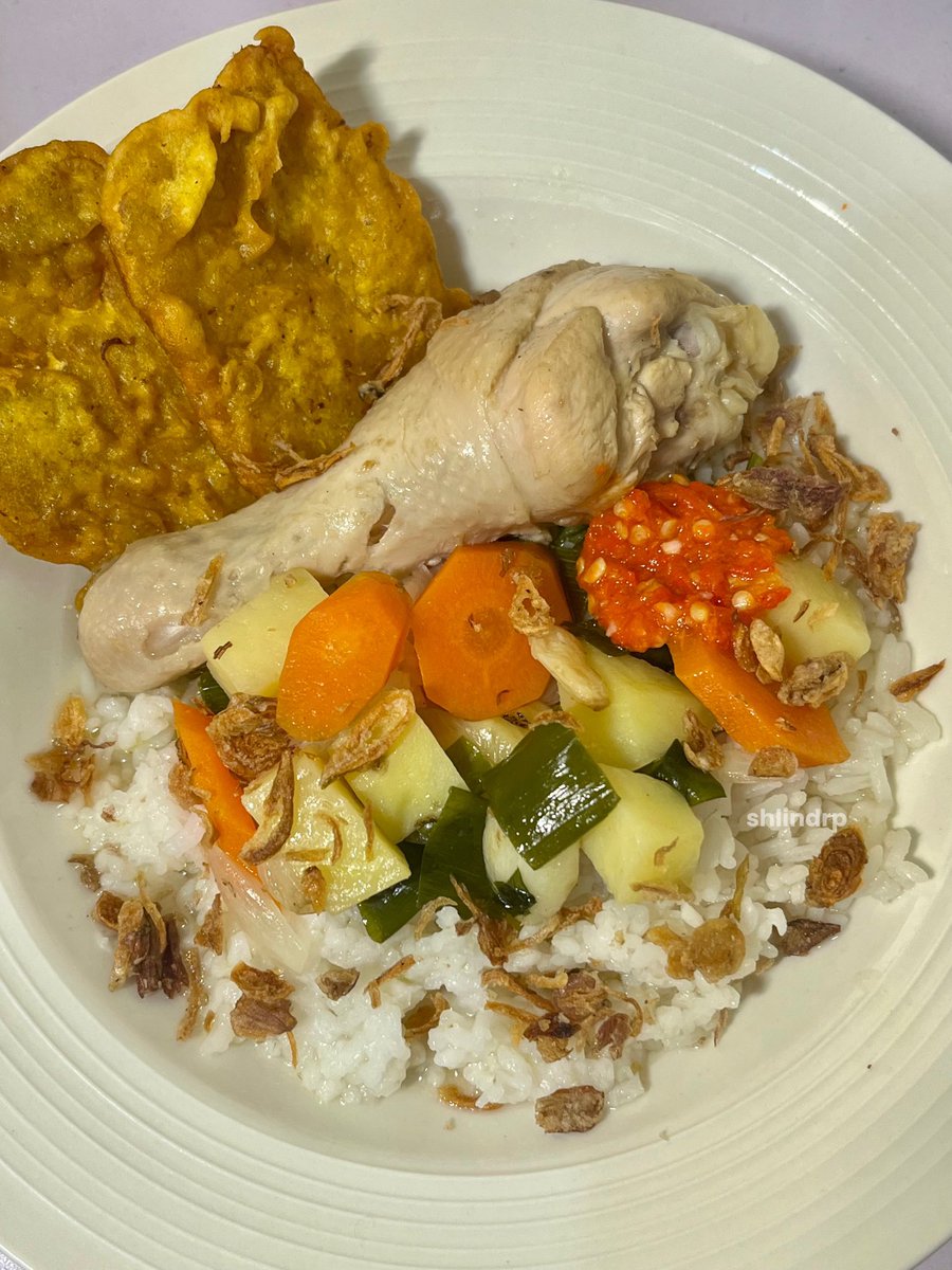 hiddensweetpea's tweet photo. Tadi siang aku masak ini; Sop Ayam ala Pak Min, tapi baru sempet kefoto pas makan malem ini soalnya tadi perutku tbtb kenceng huhu yang di perut minta ibuknya buru-buru rebahan🥹💗
Akhirnya sempet juga join #WeekendBerkuah ˚ ༘ ೀ⋆。˚ https://t.co/9LvJJXwoXo